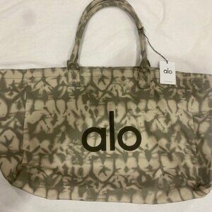 Alo Yoga - Tie Dye Tote Bag One Size - W7066R - In Grey Tieddye.